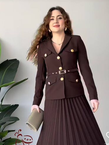 Dəstlər, kostyumlar: Qadın dəst – qızılı düyməli pencək və pliseli ətək - Model: İki — 4