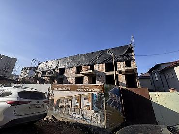 Продажа таунхаусов: 🏡 Таунхаус в центре Бишкека Продается просторный таунхаус площадью — 2