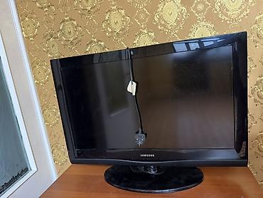 Телевизор Samsung, диагональ около 26–32". Корпус чёрный глянцевый