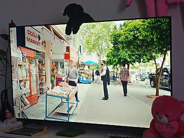144 hz monitör: Smart TV – geniş ekran, incə çərçivə Xüsusiyyətlər: - Təxminən 55–65 — 1