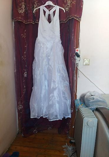 Ağ rəngli uzun ziyafət libası. Libas zərif və eleqant görünüşə