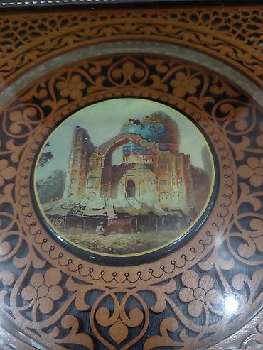 kino sekilleri: Taxta üzərində zərif naxışlarla işlənmiş dekorativ tablo təqdim — 3