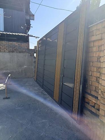 Распашные ворота: Металлические ворота с декоративными панелями .Ферма и навесом любой — 44