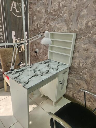 Tibbi çarpayılar: Manikür üçün masa