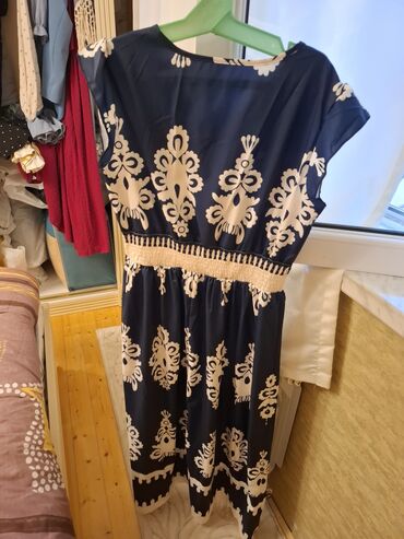 Gündəlik donlar: Ağ rəngdə, qara çiçək naxışlı, uzunqol qadın midi donu. Donun V — 6