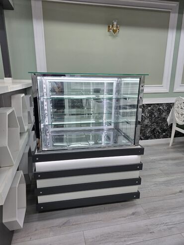Ticarət tərəziləri: Şüşə vitrin soyuducu – vitrin tipli display - Üç tərəfi şüşəli, üstü