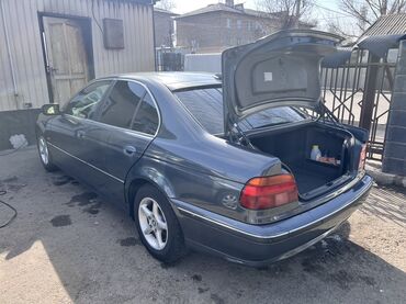продажа авто в бишкеке срочно: Седан BMW 5 серии в кузове E39, окрашенный в серый цвет. Автомобиль