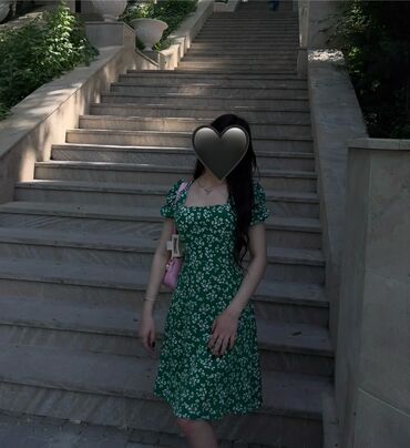 Gündəlik donlar: Yaşıl çiçək naxışlı yay donu - Rəng: tünd yaşıl əsas, ağ xırda çiçək