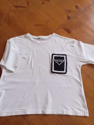 Футболки: Ağ rəngdə, qısaqol, Prada loqolu t-shirt. Sinəsində qara rəngli, Prada