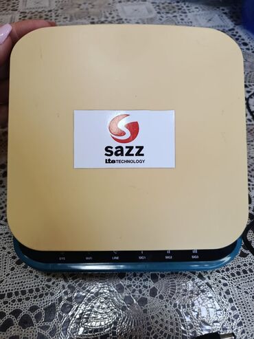 internet mini modem: Sazz LTE texnologiyalı modem. Cihazın yuxarı hissəsində "Sazz LTE
