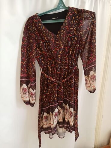 Pencəklər: Boho üslubunda, üzərində çiçək naxışları olan qəhvəyi paltar
