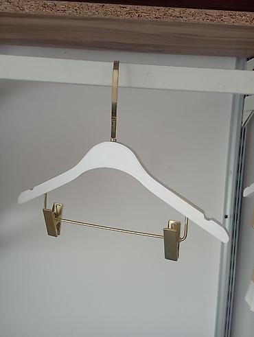 mini evler: Ağ rəngli taxta korpuslu, qızılı metal detallı uşaq paltar asılqanı — 5