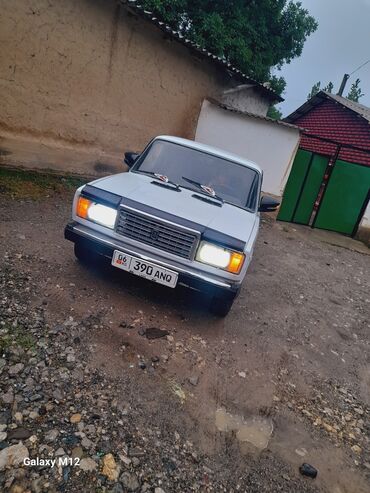 хундай купе: Белый автомобиль ВАЗ-2107. Этот автомобиль представляет собой