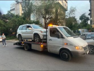 продаю в связи с переездом: С лебедкой, С гидроманипулятором, Со сдвижной платформой