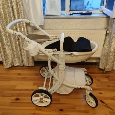 Araba-beşiklər: Ağ rəngli, Kiddo markasına aid unisex körpə arabası. Təkərlər manevr
