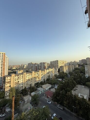 Uzunmüddətli kirayə mənzillər: Mənzilin təqdimatı - Geniş və işıqlı salon: iri panoram pəncərə — 15