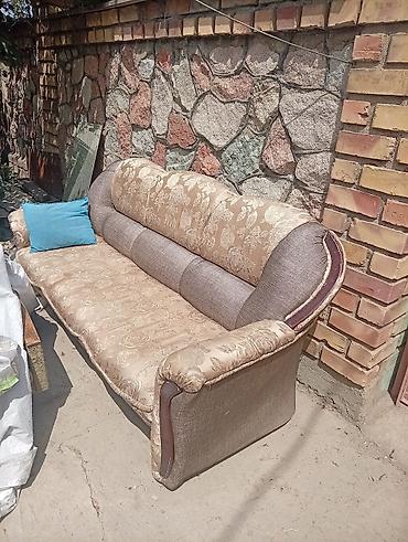 Классический трехместный диван с высоким мягким спинным блоком и