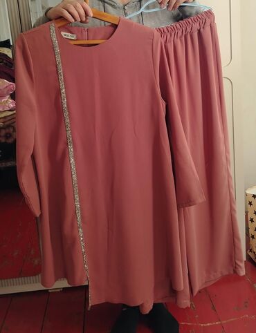 Dəstlər, kostyumlar: Qadın geyim dəsti – 4 ədəd 1) Tünd məxməri-bordo rəngdə uzun don - — 5