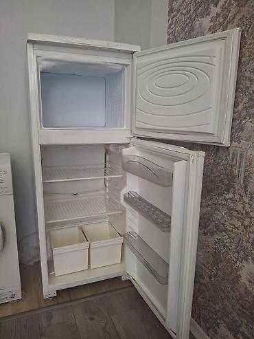 Soyuducular: İki qapılı məişət soyuducusu - Üst hissədə ayrıca dondurucu bölmə - — 2