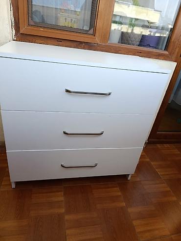 paneli: Ağ rəngli 3 çekmecəli komod Minimalist dizayn, düz səth və metal — 2