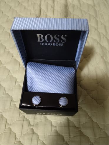 hugo boss dukserica: Hugo Boss komplet kravata manzetne i maramica novo 100% svila.Boja je