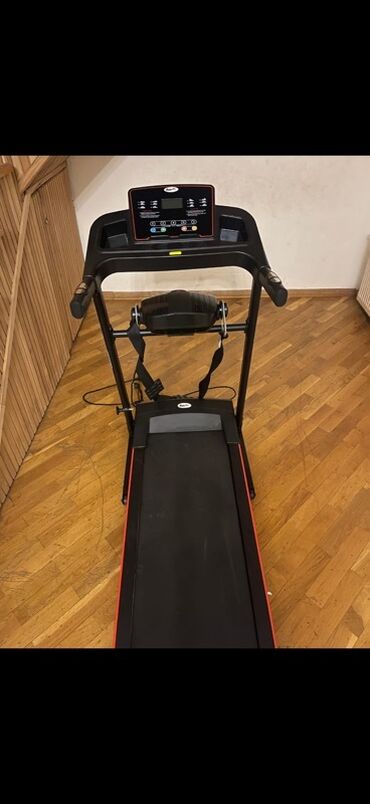 idman qaçış: Body Fit markalı qara rəngdə, qırmızı haşiyəli qaçış trenajoru