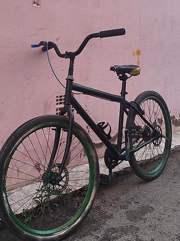 Şəhər/trek tipli velosiped - Rəng: qara gövdə, yaşıl haqlı təkərlər -