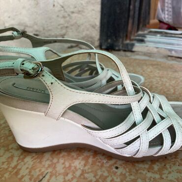 обувь подросковый: Босоножки Geox Состояние идеальное Размер 39 Покупала за 6500. Цена