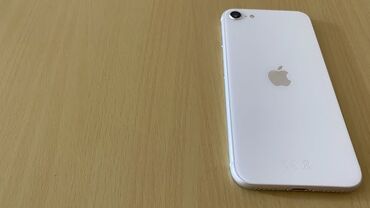 Apple iPhone: IPhone SE 2020, Б/у, 64 ГБ, Белый, Чехол, 75 %