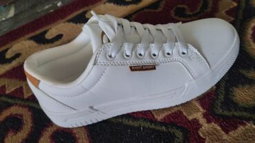 Women's Sneakers and athletic shoes: Белые кеды Kari Sport - Классический низкий силуэт - Верх из гладкого