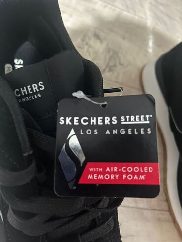 Кроссовки и спортивная обувь: Продаю skechers в оригинал! 42 размер
не подошли по размеру