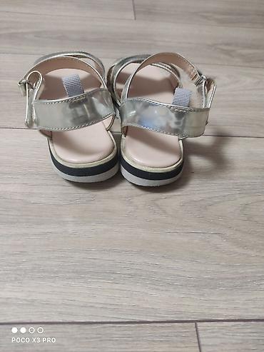 xaribulbul sepi: Qız uşaqları üçün sandal - Rəng: metalik gümüşü üst hissə, açıq bej — 3