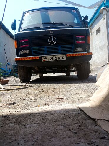 Скутеры: Мопед красного цвета с черными и серыми акцентами. Оснащен передней — 37