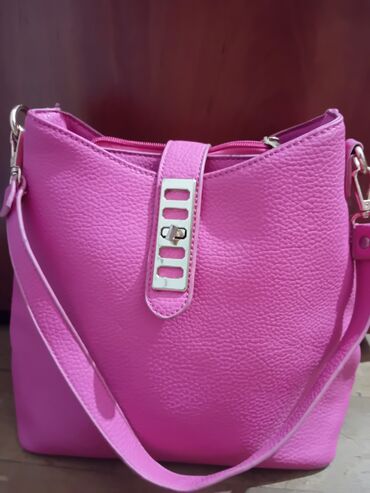 Ροζ τσάντα με 3 μεγάλες τσέπες ανάμεσα και μία μικρή τσέπη από έξω