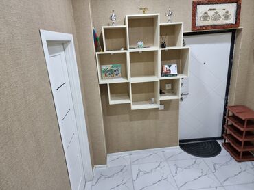 Uzunmüddətli kirayə mənzillər: - Çoxmərtəbəli yaşayış kompleksində mənzil. - Geniş, səliqəli həyət — 21