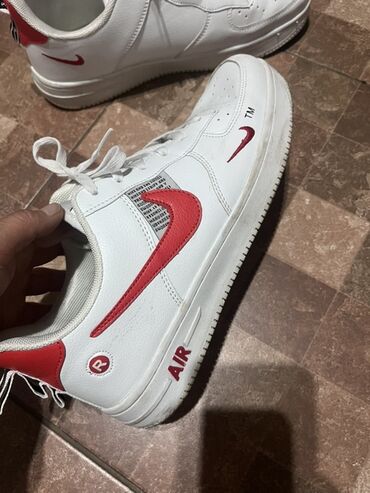 nike lunar flyknit: Белые кожаные кроссовки Nike Air Force 1 с красным логотипом Swoosh
