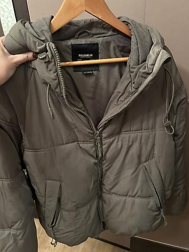 asbaz geyimi: PULL&BEAR qısa pufffer qış gödəkçəsi - Rəng: boz/xa ki tonları - — 5
