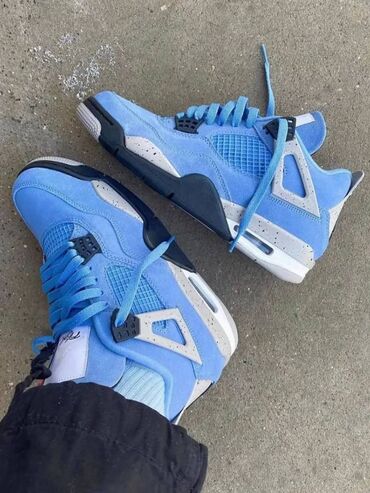 купить кроссовки для бега: Продаются новые Nike air jordan 4 retro university blue. (Размер 39,40