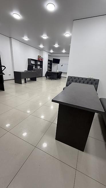 офисный уголок: Продается помещение под бизнес.70кв/м, есть сан узел. мебель в — 3