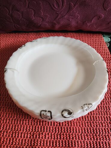 Kuhinjski setovi: Tanjiri novi od arkopala. Tanjiri plitki od arkopala. Bili su — 9