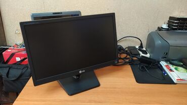 Monitorlar: LG Flatron Led Monitor Model: E1942C 19-düym Led ekrandır Əla işləyir