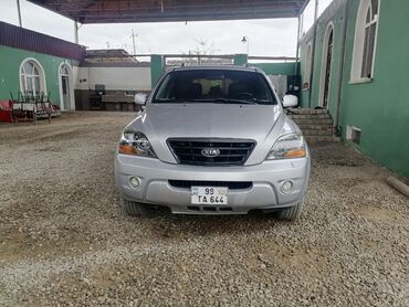 Kia: Kia Sorento, gümüşü rəng, 5 qapılı SUV. Əsas xüsusiyyətlər: - Güclü — 10