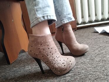 обувь 34: Женская обувь 34 размер узенькая ножка. ботиночки каричневые со