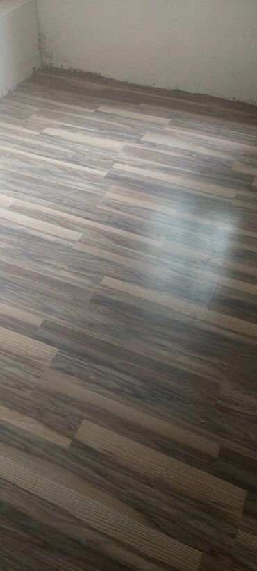 Skirting boards: Taxta naxışlı laminat döşəmə - Material: laminat (taxta fakturalı