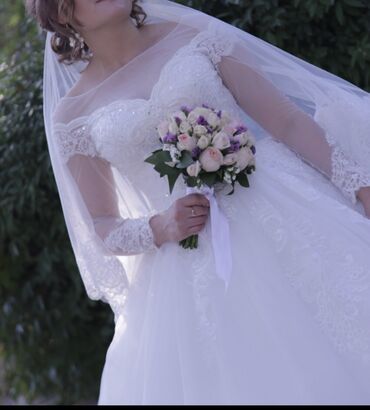 свадебные платья с шлейфом: Продаю шикарное свадебное платье надевали один раз ! После химчистки