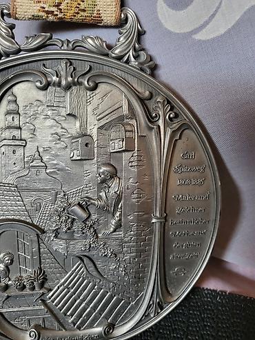 paviljoni forma ideale: Zidna plaketa Zinn,kalaj Carl Spitzweg iz 70ih.godina. Nemacka — 9