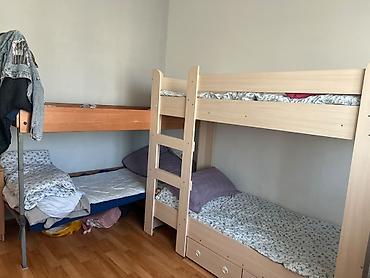 двухьярусная кровать: Двухъярусная кровать из ЛДСП в светло-деревянном оттенке — 4