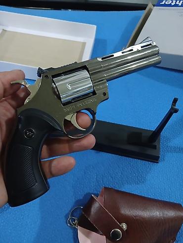oyun sekilleri: Alışqan tapança - Parlaq metal effektli revolver (üstündə “Made in — 2