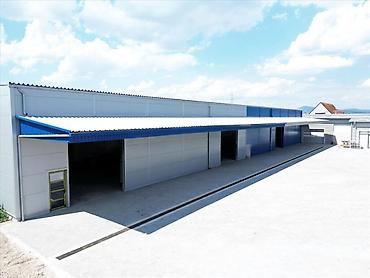 Radionice, postrojenja, fabrike: -Površina od 920m2 je podeljena u dva objekta 660m2 i 260m2. -Hala sa — 2