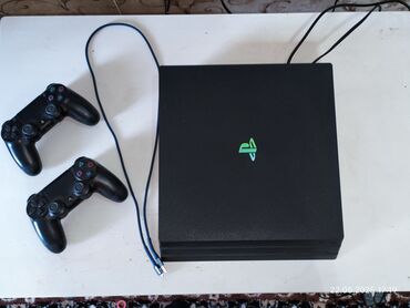 PS4 (Sony PlayStation 4): Игровая консоль Sony PlayStation 4 Pro в черном корпусе. В комплекте